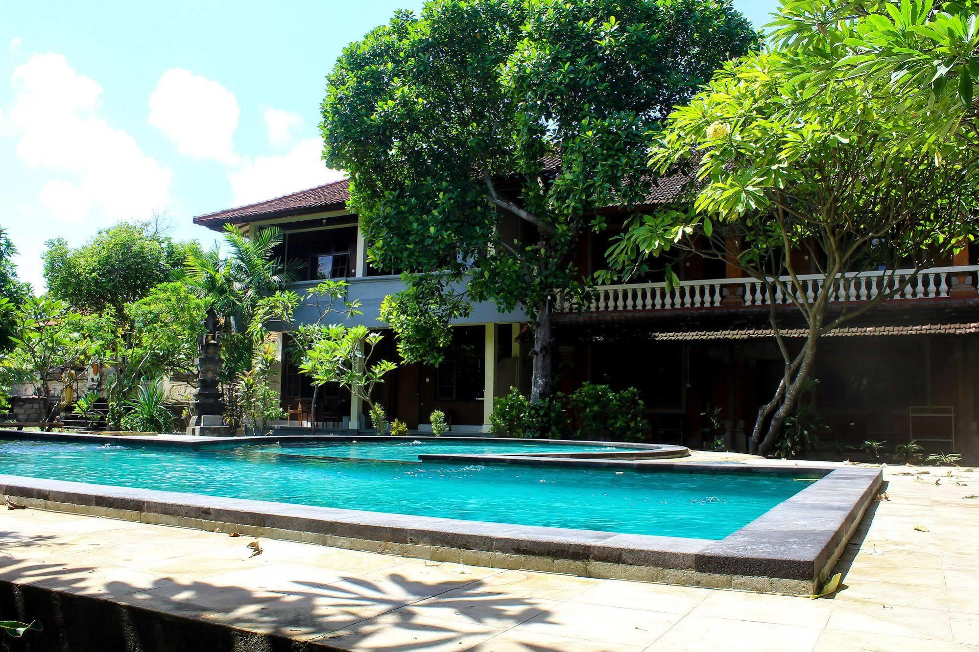 Budhi Beach Inn Kuta  Exterior photo